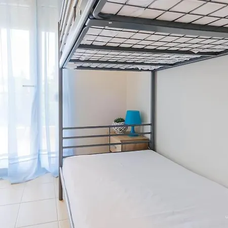Selina 2-bdrm Maisonette With Shared Garden, Sani בית נופש סאני ביץ'
