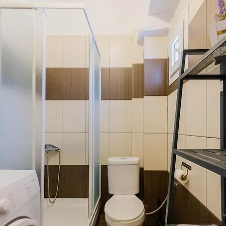 Selina 2-bdrm Maisonette With Shared Garden, Sani בית נופש *