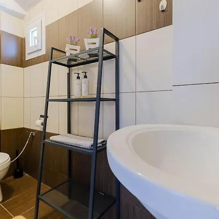 Selina 2-bdrm Maisonette With Shared Garden, Sani סאני ביץ'