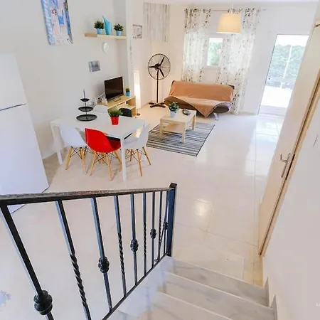 Selina 2-bdrm Maisonette With Shared Garden, Sani בית נופש *