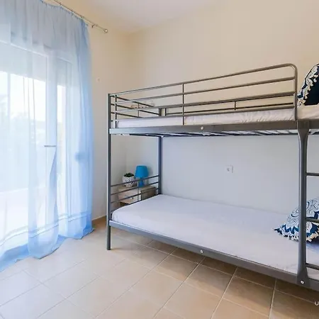 בית נופש Selina 2-bdrm Maisonette With Shared Garden, Sani *