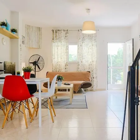 Selina 2-bdrm Maisonette With Shared Garden, Sani Case de vacanță *