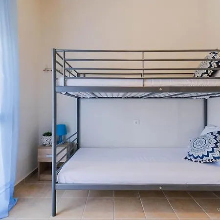 Selina 2-bdrm Maisonette With Shared Garden, Sani בית נופש סאני ביץ'