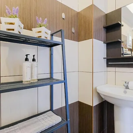 Selina 2-bdrm Maisonette With Shared Garden, Sani בית נופש