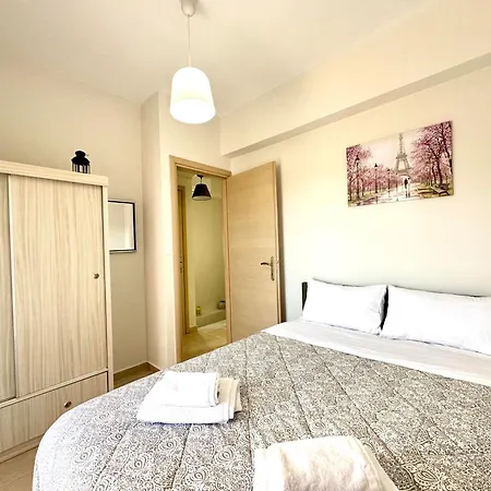 Selina 2-bdrm Maisonette With Shared Garden, Sani בית נופש סאני ביץ'