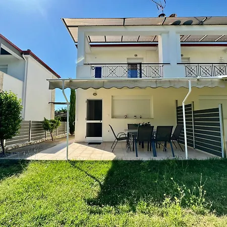 Selina 2-bdrm Maisonette With Shared Garden, Sani *