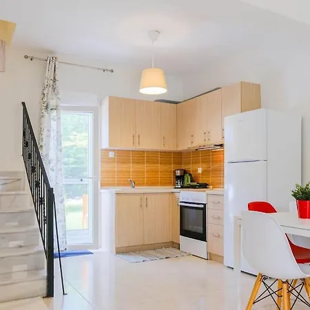 Selina 2-bdrm Maisonette With Shared Garden, Sani *