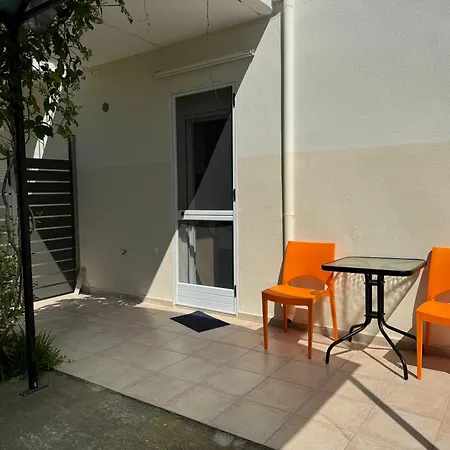 Selina 2-bdrm Maisonette With Shared Garden, Sani Holiday home *