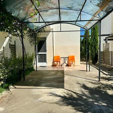 Holiday home Selina 2-bdrm Maisonette With Shared Garden, Sani